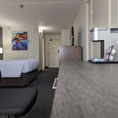 Best Western Plus Toronto Airport Hotel Миссиссага Экстерьер фото