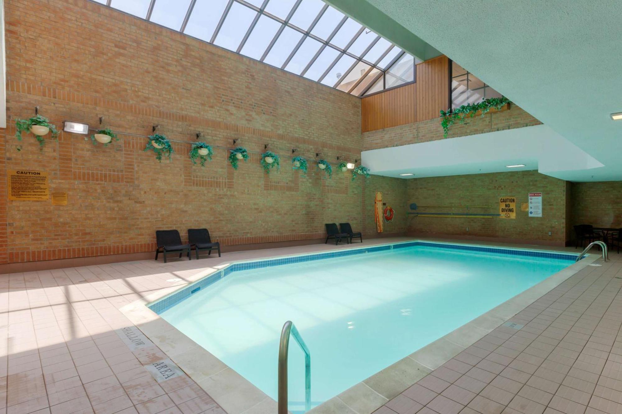 Best Western Plus Toronto Airport Hotel Миссиссага Экстерьер фото