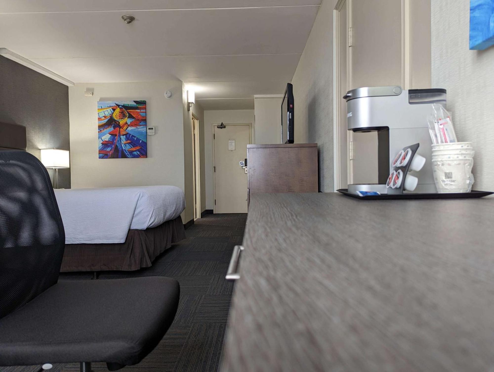 Best Western Plus Toronto Airport Hotel Миссиссага Экстерьер фото