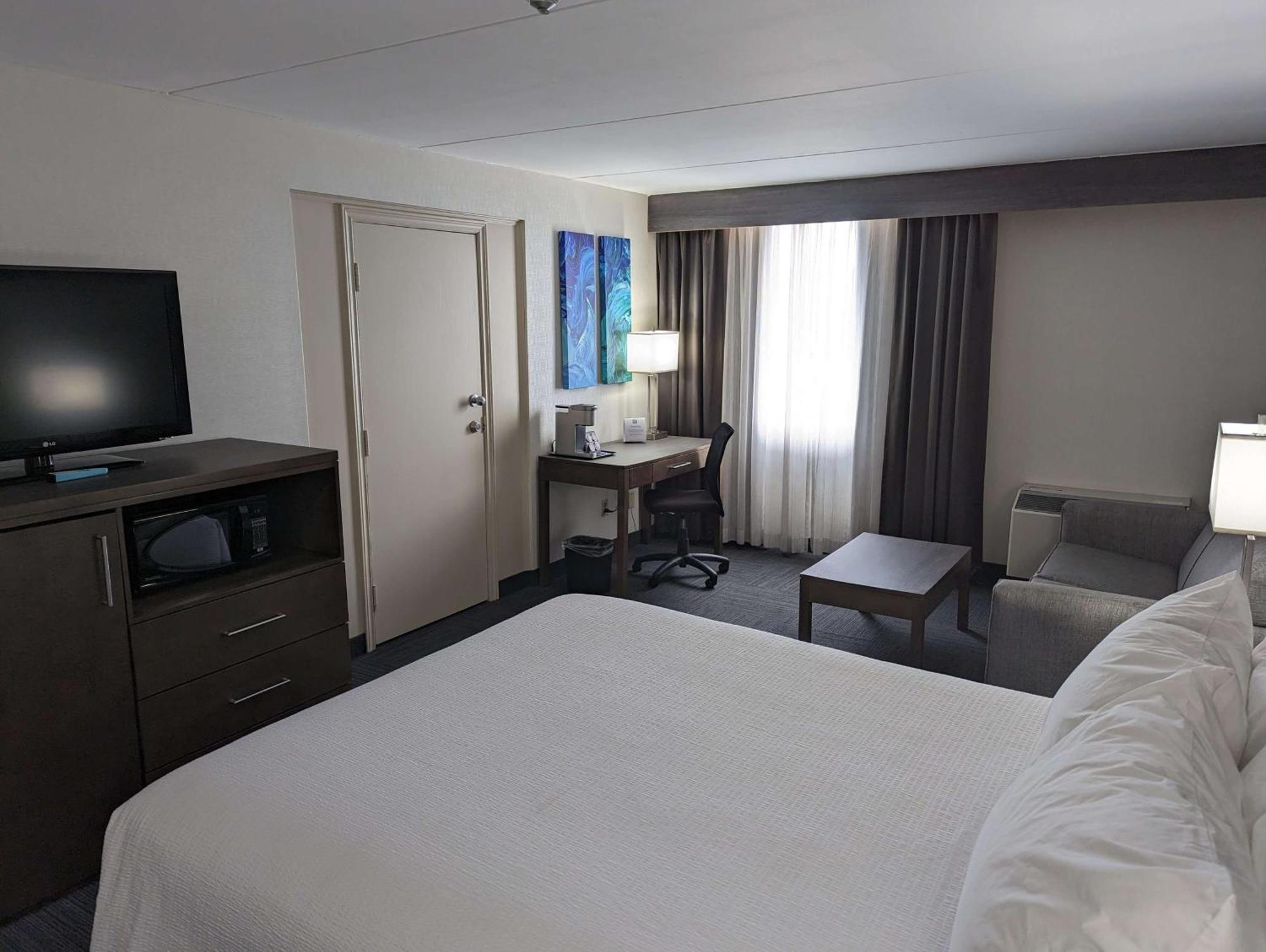 Best Western Plus Toronto Airport Hotel Миссиссага Экстерьер фото