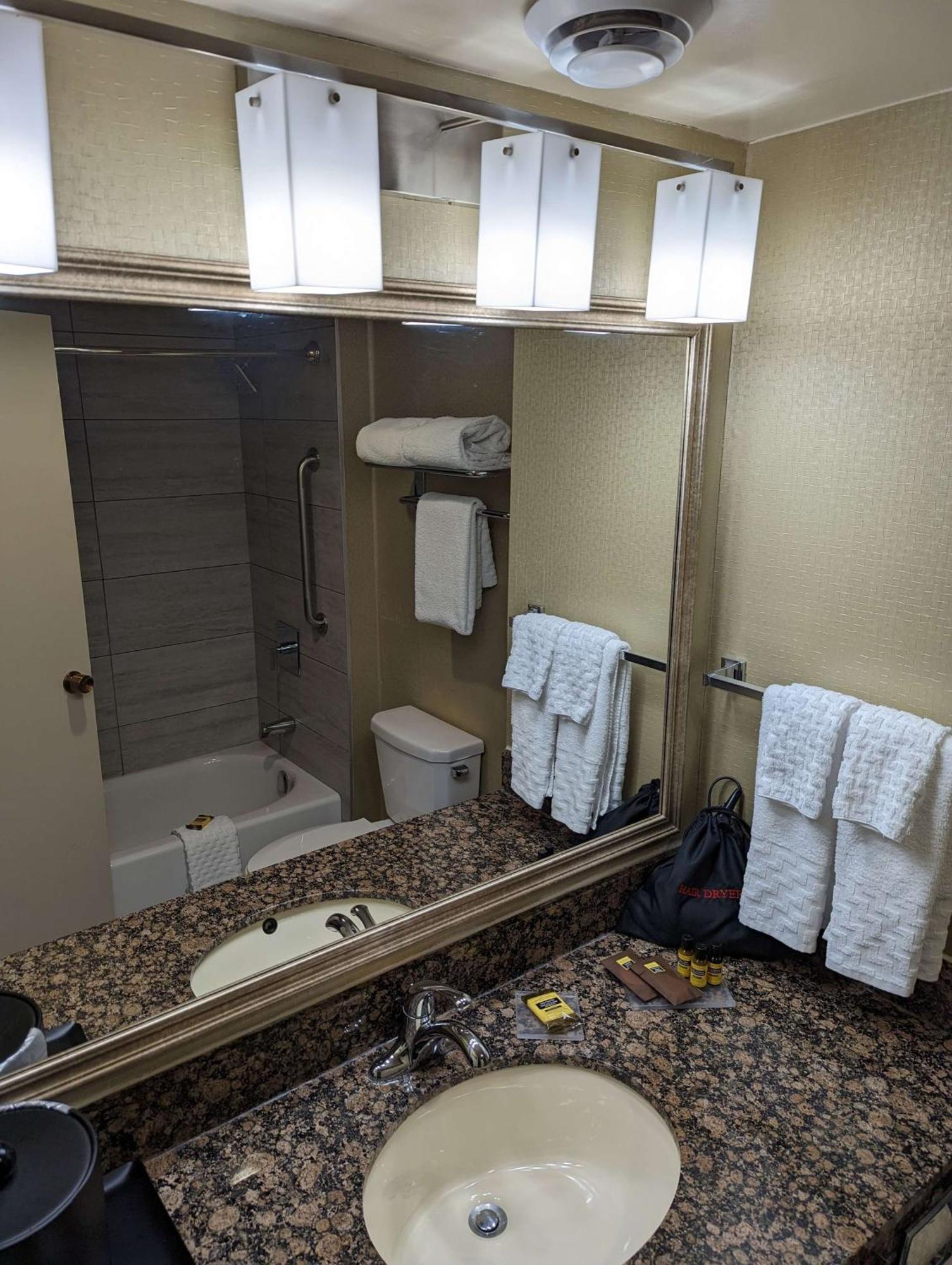Best Western Plus Toronto Airport Hotel Миссиссага Экстерьер фото