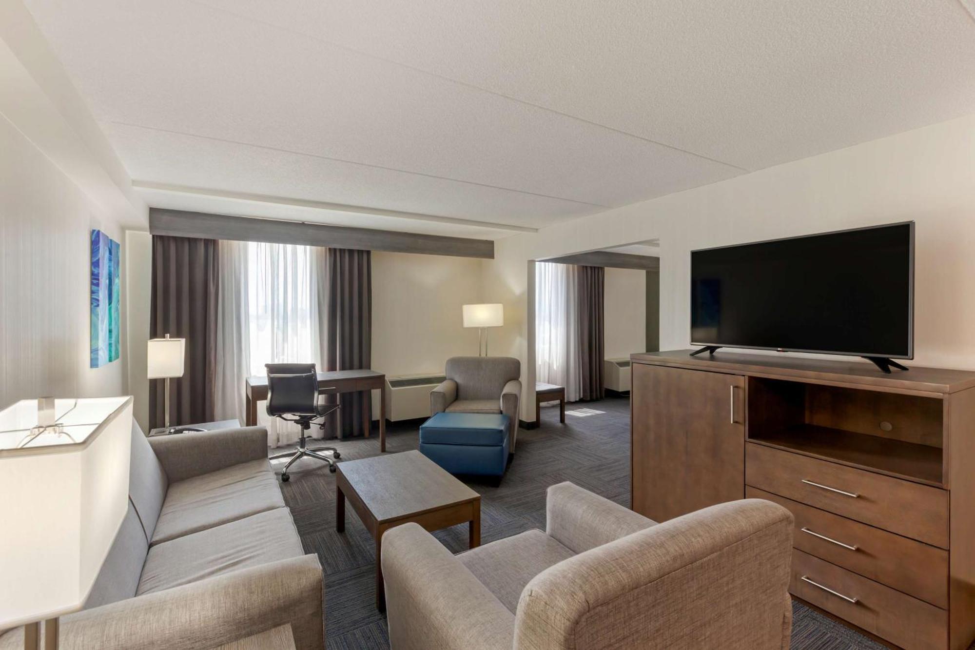 Best Western Plus Toronto Airport Hotel Миссиссага Экстерьер фото