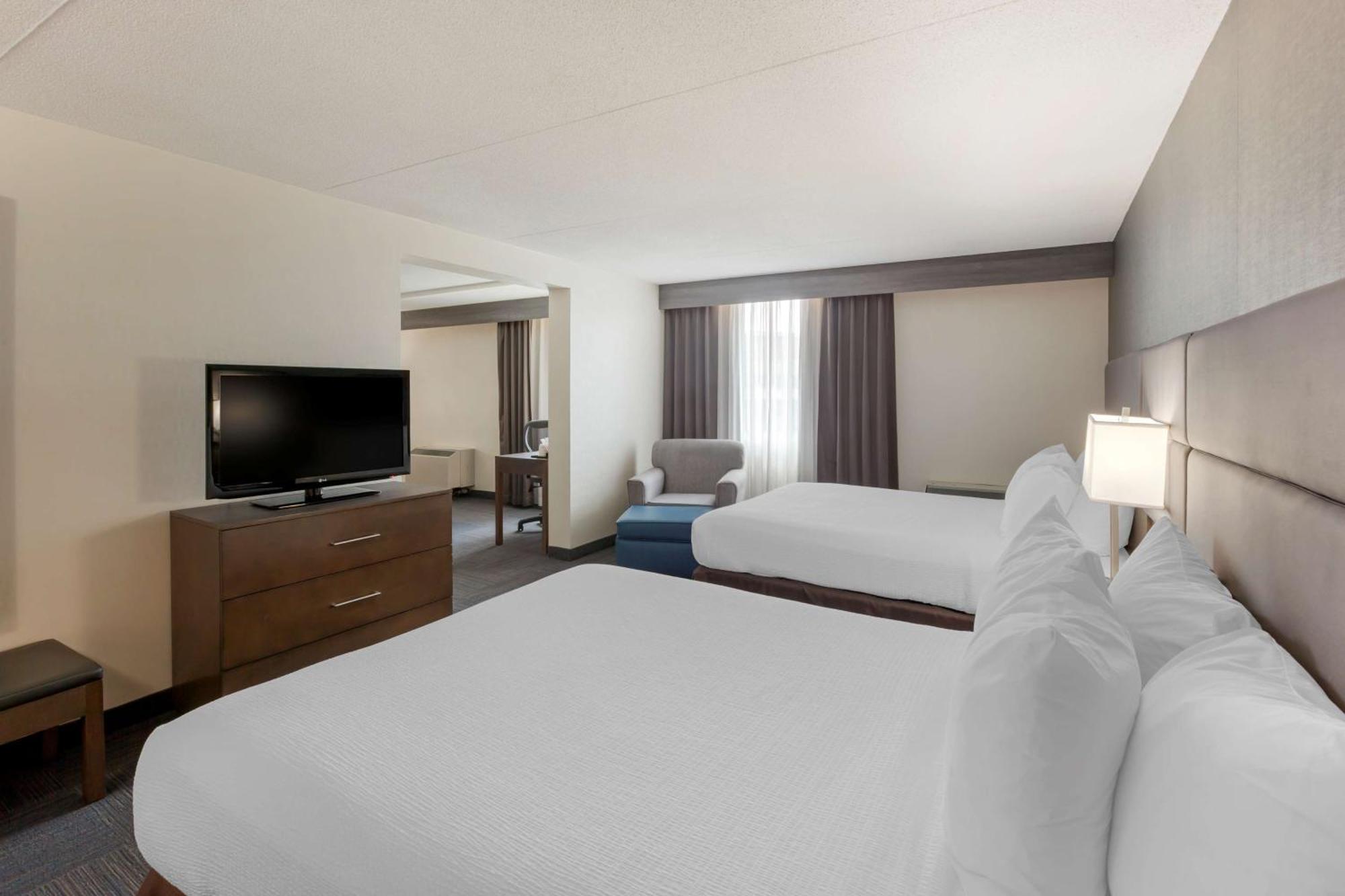 Best Western Plus Toronto Airport Hotel Миссиссага Экстерьер фото