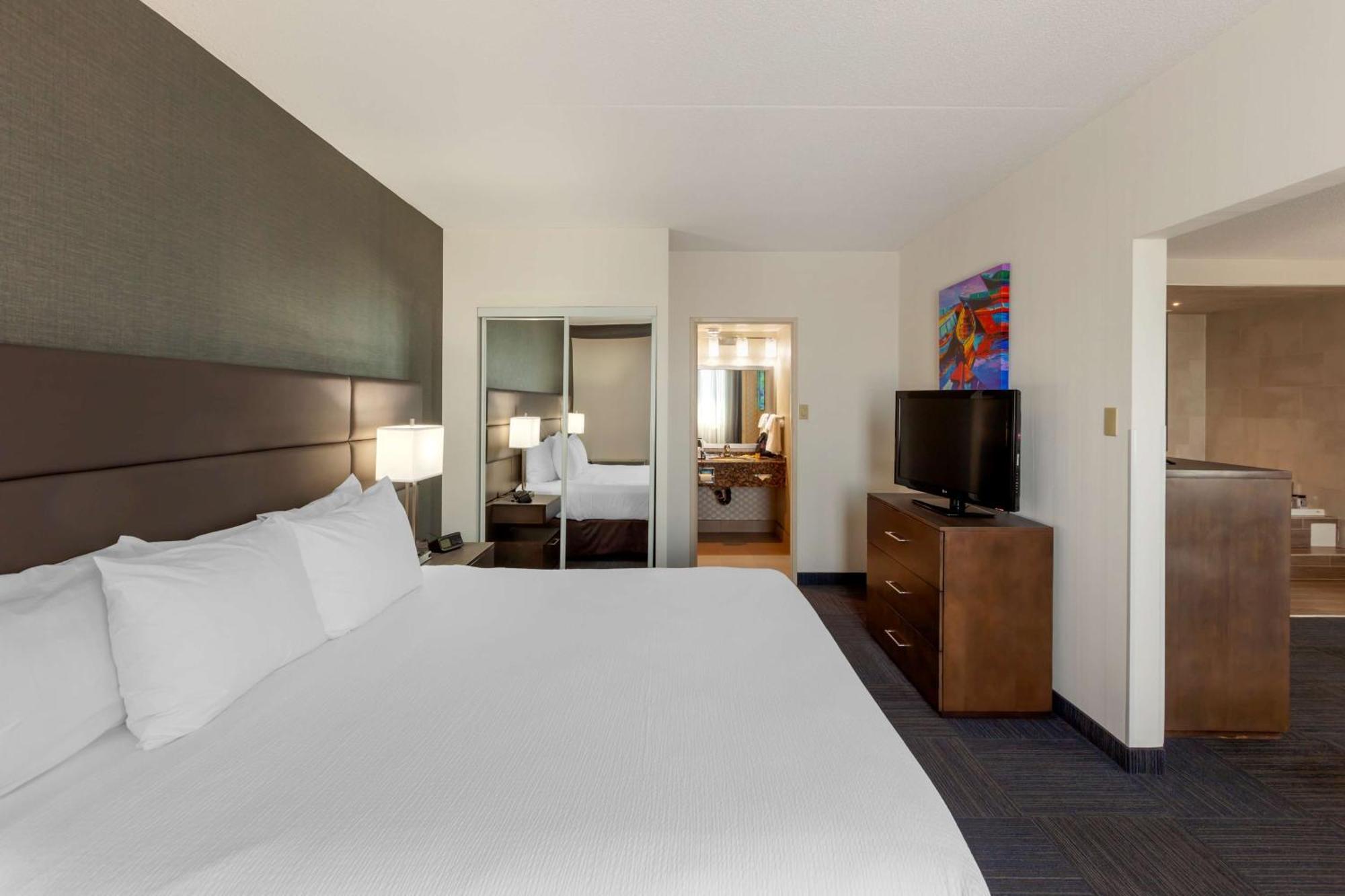 Best Western Plus Toronto Airport Hotel Миссиссага Экстерьер фото