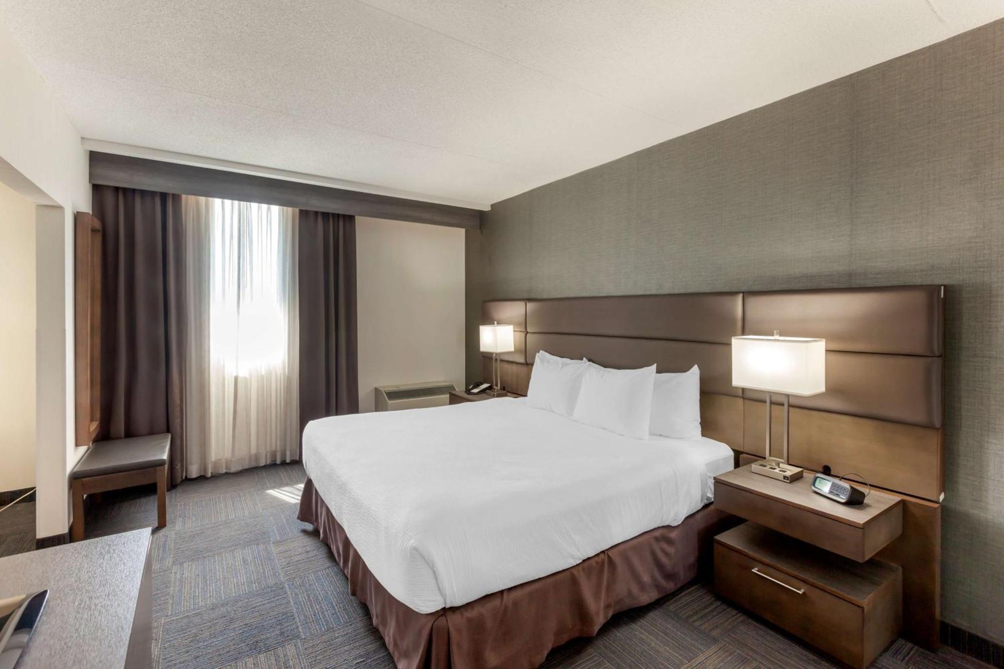 Best Western Plus Toronto Airport Hotel Миссиссага Экстерьер фото
